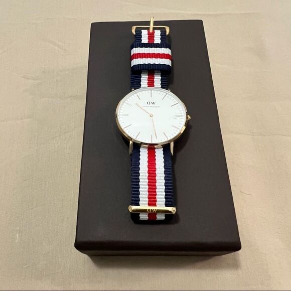 Daniels Williton woman’s watch with original case. - Picture 13 of 16